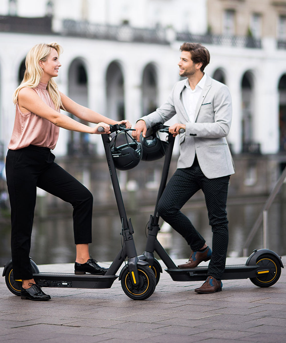 350W Elektroroller, faltbarer E-Scooter mit 50 km Reichweite, 10" Vollreifen, 15 Ah Akku und App-Steuerung